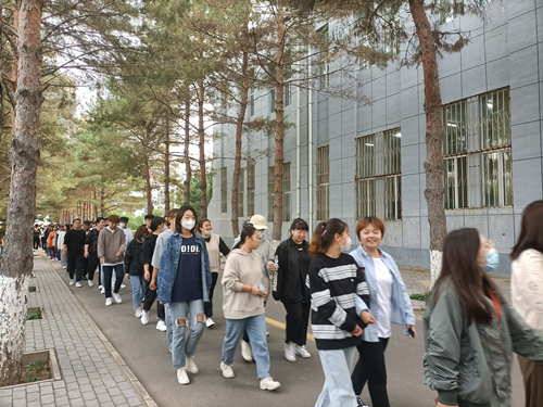 参观校园(二)_副本.jpg 参观校园(二)_副本.jpg