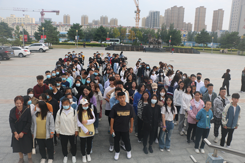 参观校园(一)_副本.jpg 参观校园(一)_副本.jpg