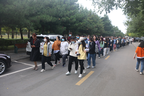 参观校园(三)_副本.jpg 参观校园(三)_副本.jpg